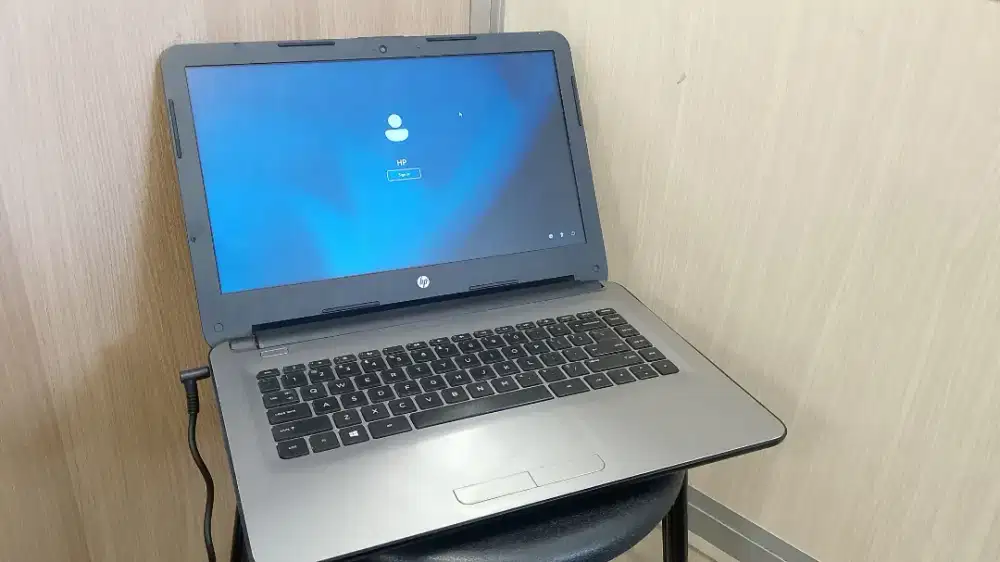 Dijual laptop HP silver AMD A6-6410 Ram 4GB SSD 128GB Win 11siap pakai