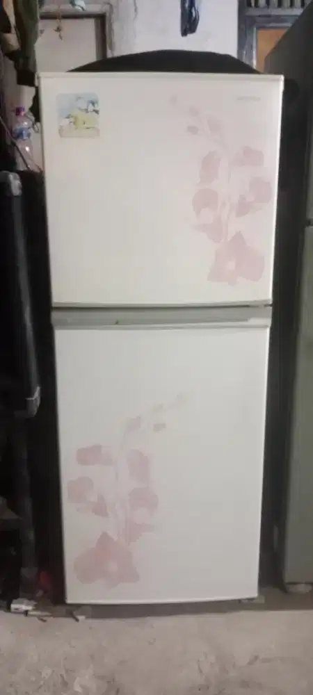 Kulkas 2pintu merek sharp siap pakai