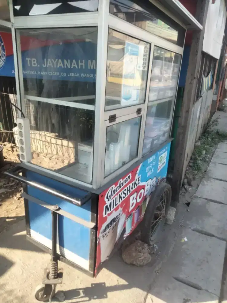 DIBUTUHKAN SEGERA KARYAWAN UNTUK JAGA STAND MINUMAN