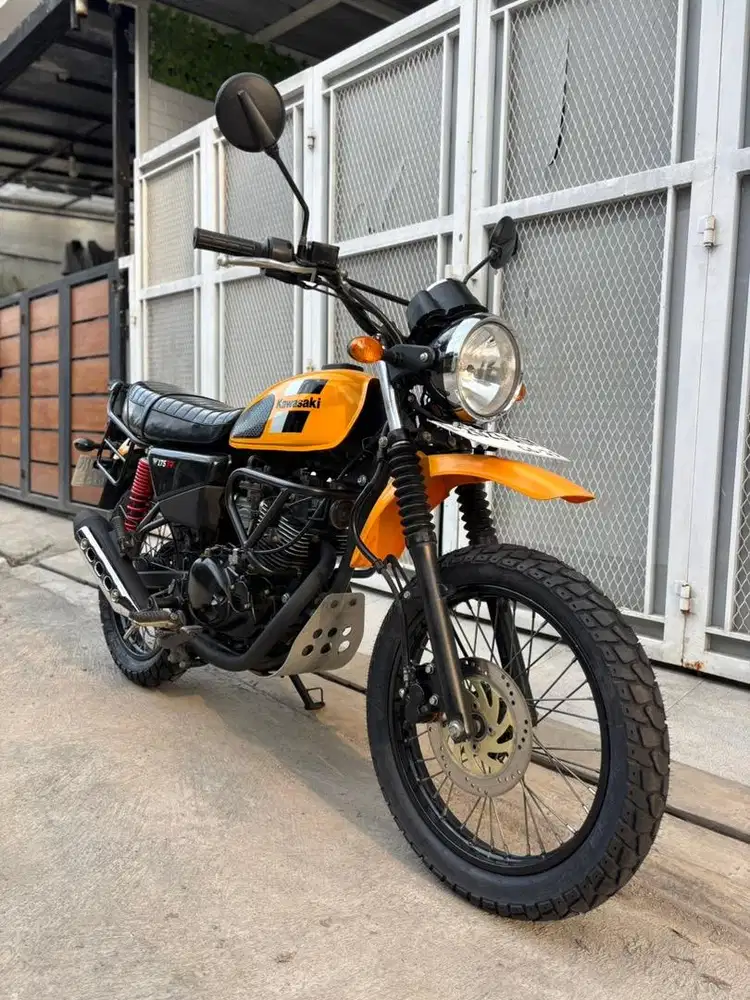 Kawasaki W175 TR - Kuning