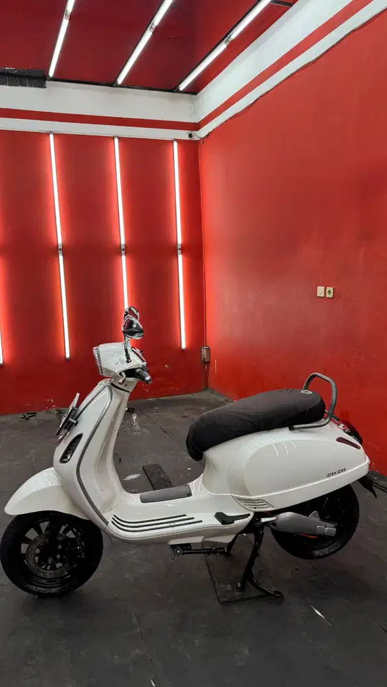 Motor Listrik Smoot Zuzu 2024 Putih + Home Charging Terbaru