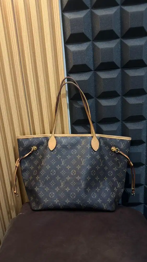 Louis Vuitton Neverfull MM Monogram 2011 – Authentic, Good Condition