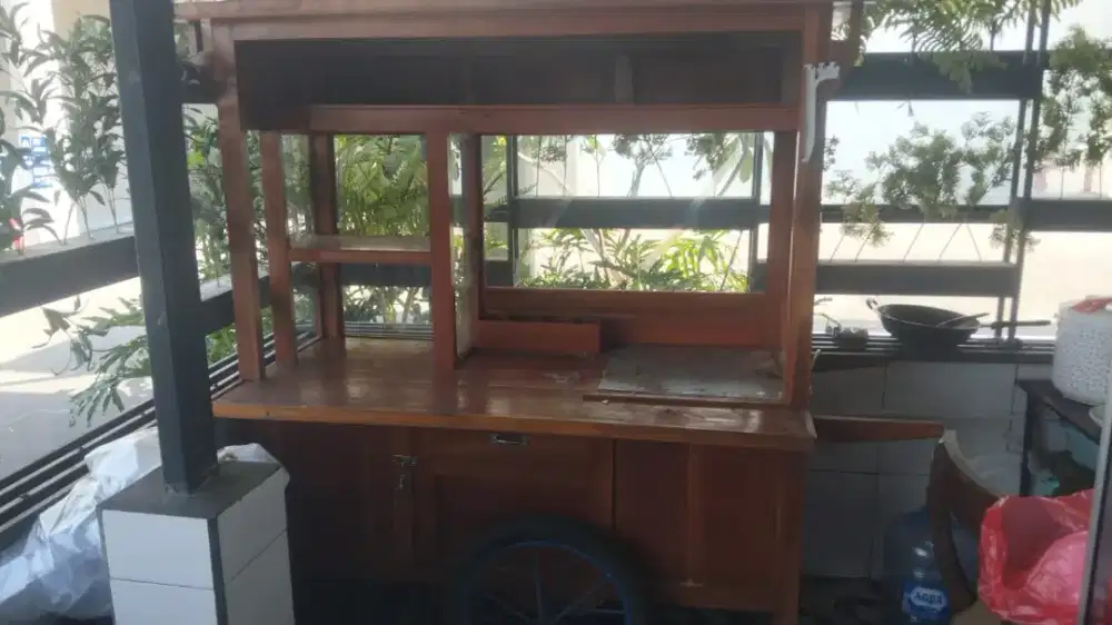 DI JUAL GEROBAK DORONG DARI KAYU JATI KONDISI BARU COCOK BUAT DAGANG