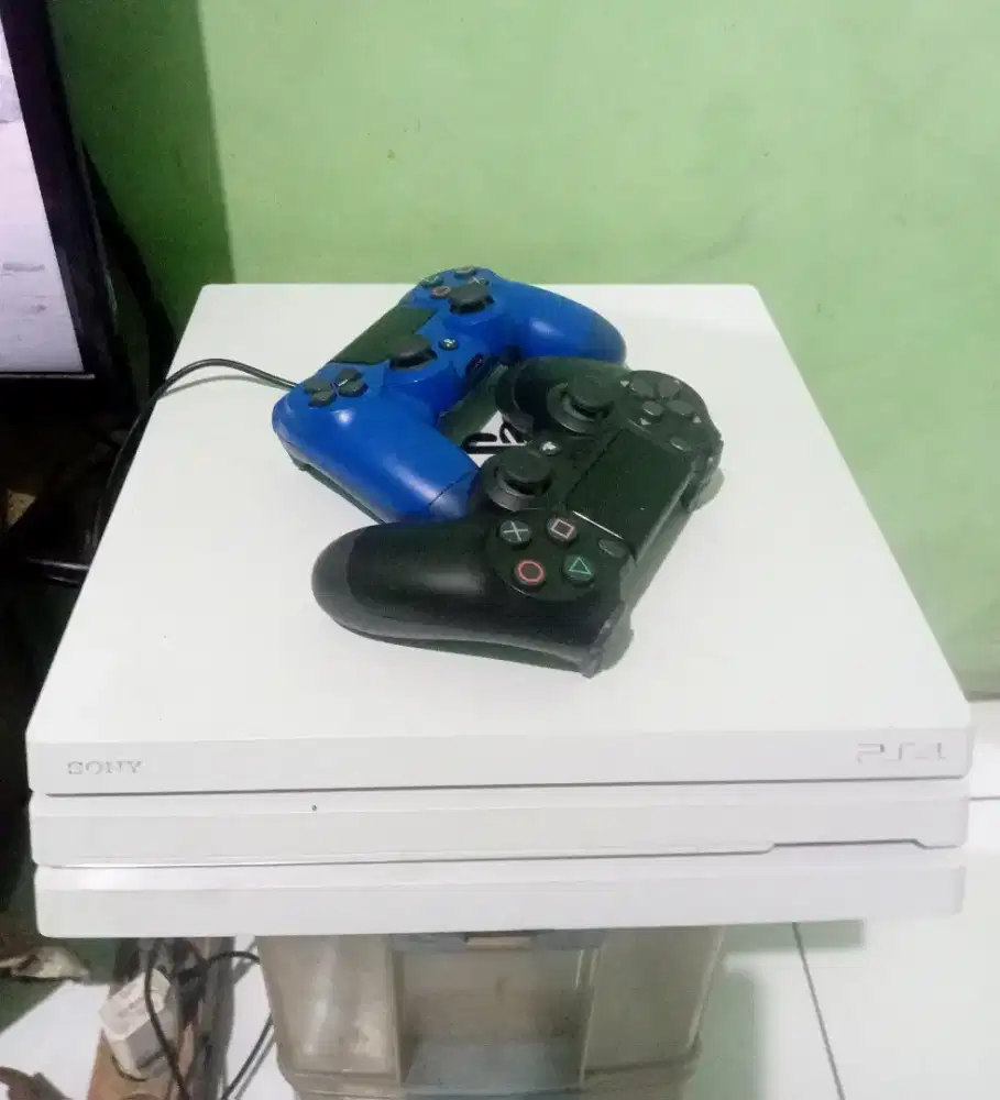 PS4 PRO 1TB HĖN FW 11 SERI 72