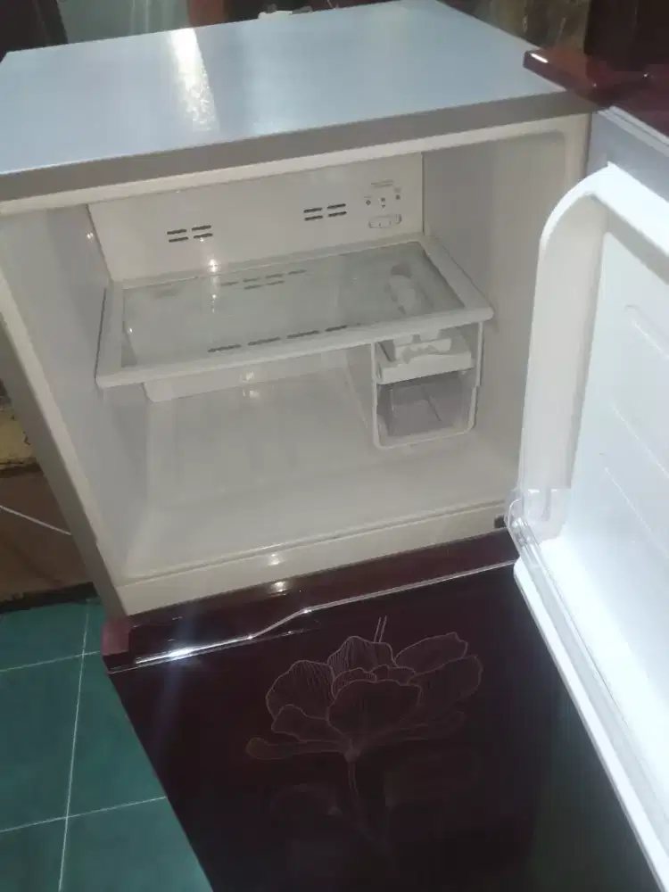 KULKAS PINTU DUA MEREK POLYTRON