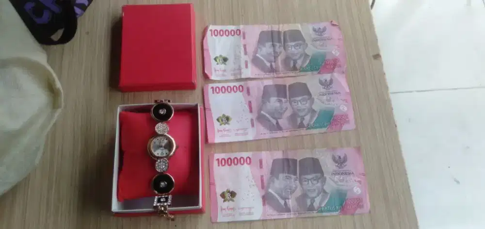Di jual untuk semua tangan gemuk ,kurus cew jam tangan unik dan  mwh