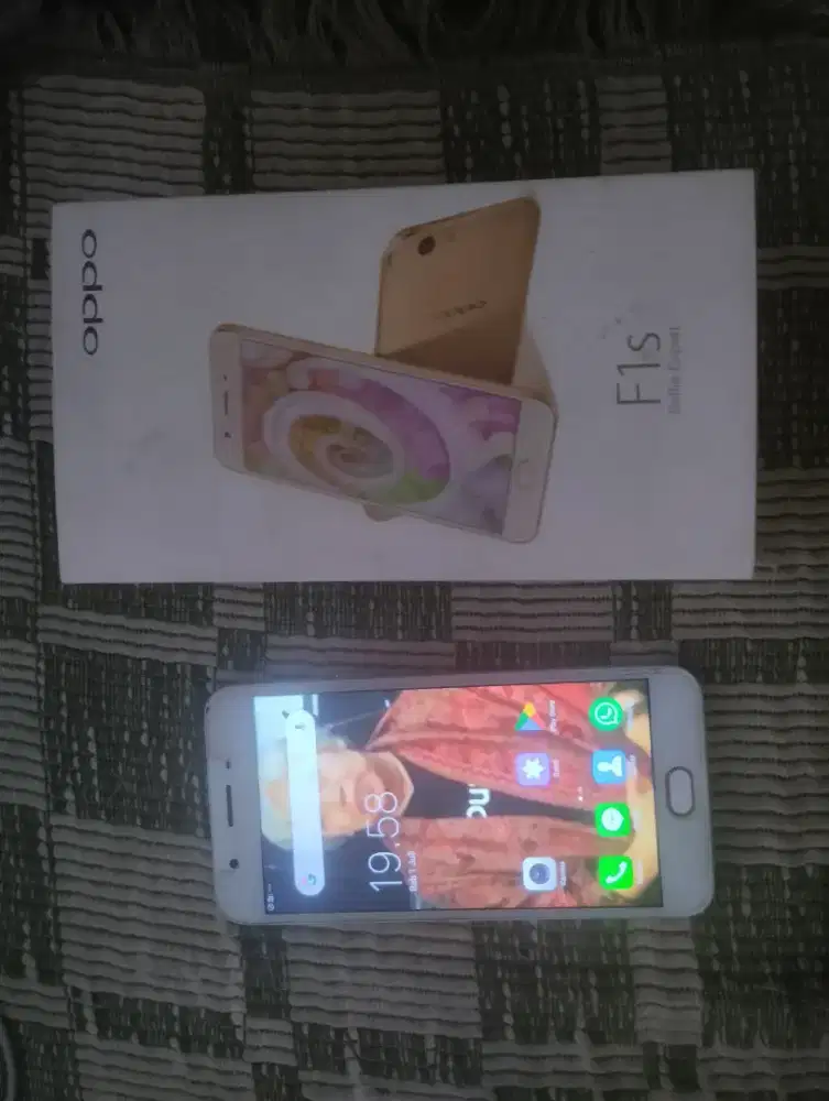 Handphone Oppo F1s