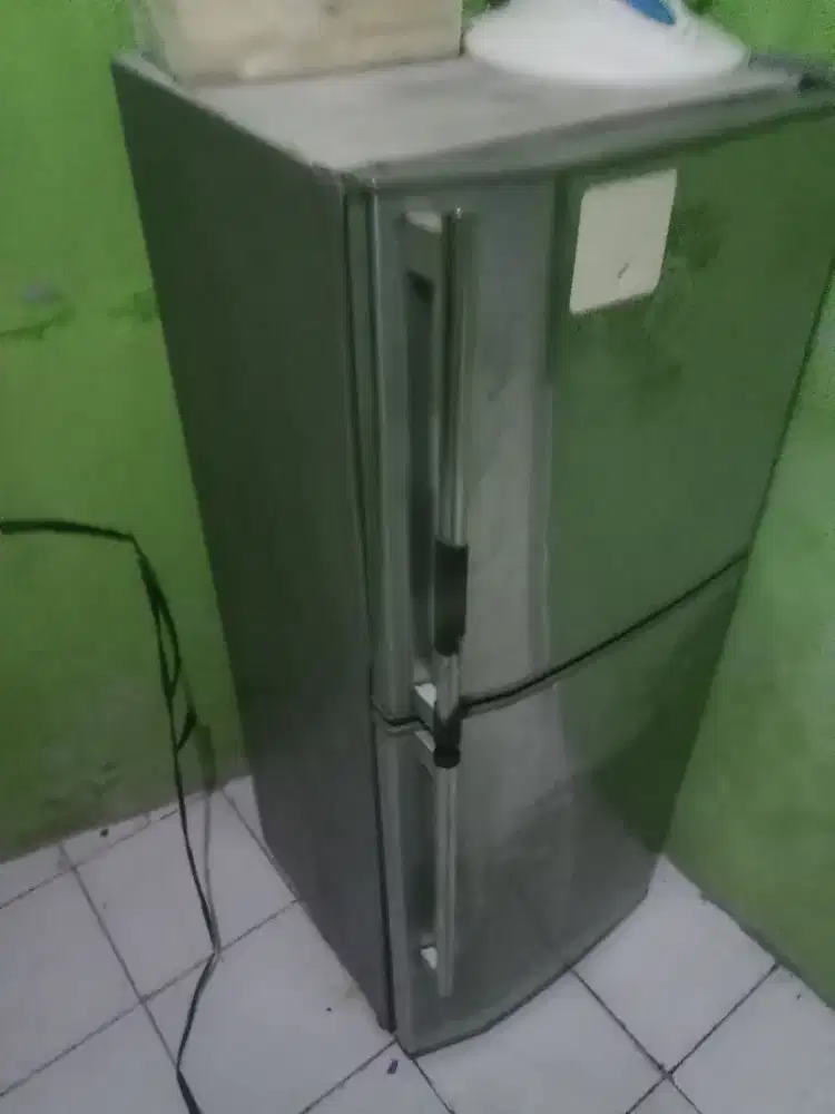 Sharp 2 pintu normal minus pemakean sm body kurang ok