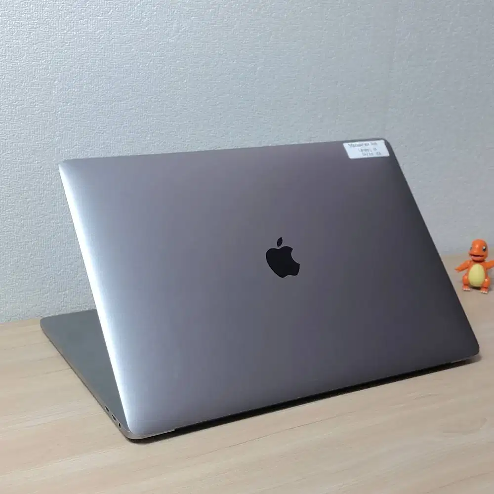 MACBOOK PRO A1990 (2018) – POWERFUL UNTUK KERJA & KREATIVITAS