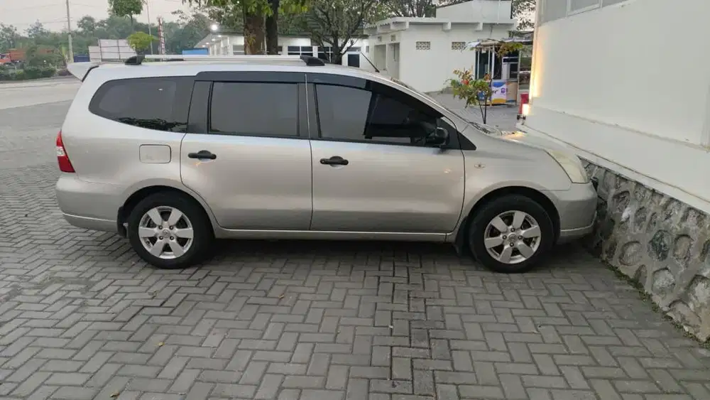Mobil bekas Grand Livina