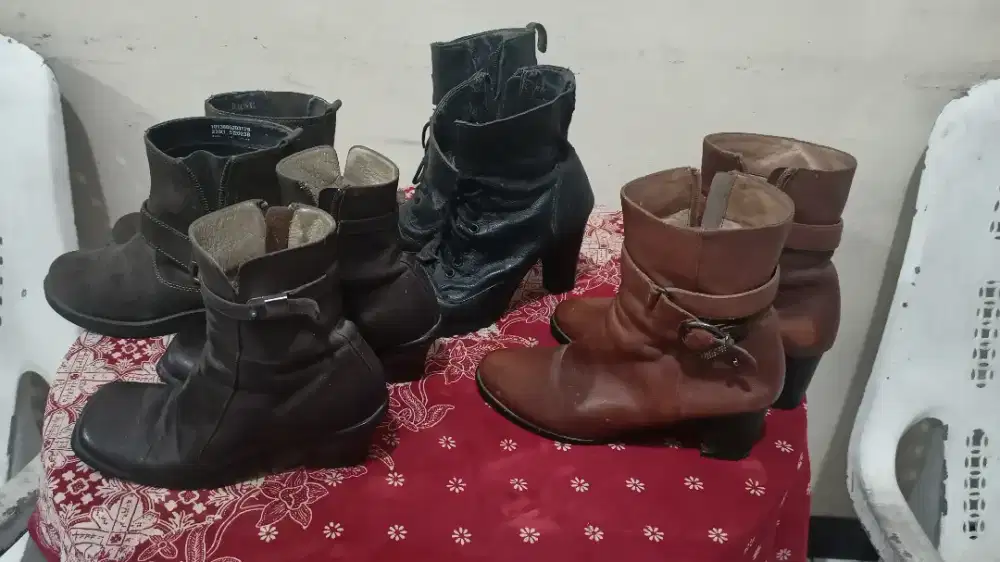 Sepatu sepatu boot wanita