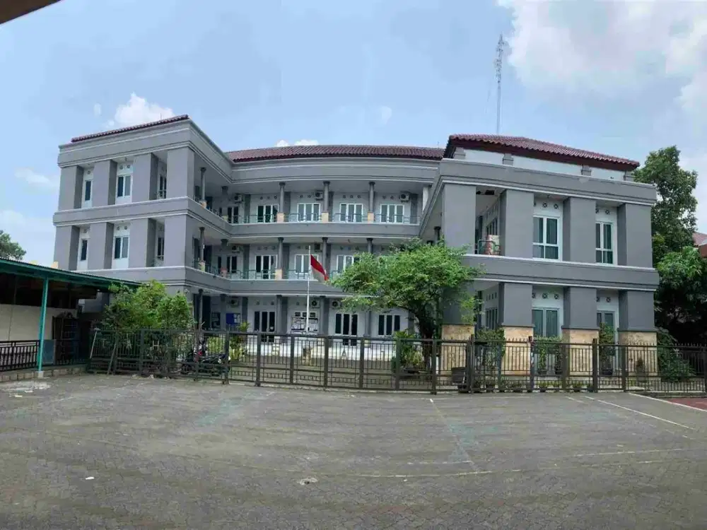 gedung 3 lantai bekas Sekolah, siap pakai, bebas banjir lokasi strategis cocok untuk Sekolah, kantor di jalan raya Sultan Agung,kalibaru, medan Satria, bekasi