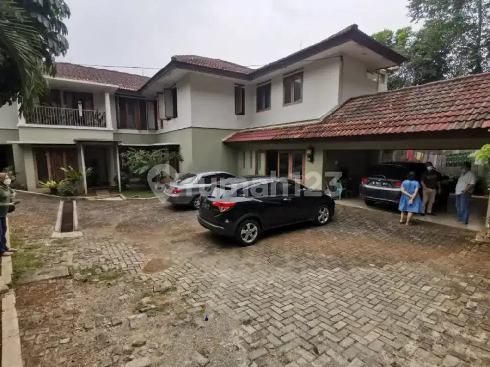 Rumah cantik ada kolam renang di ciputat timur