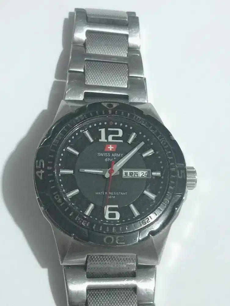 Jam tangan di gital merk Swiss army