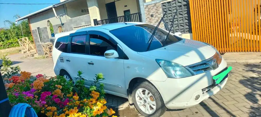 DI JUAL  MOBIL  GRAND LIVINA  TH 2012 -1.5 AT