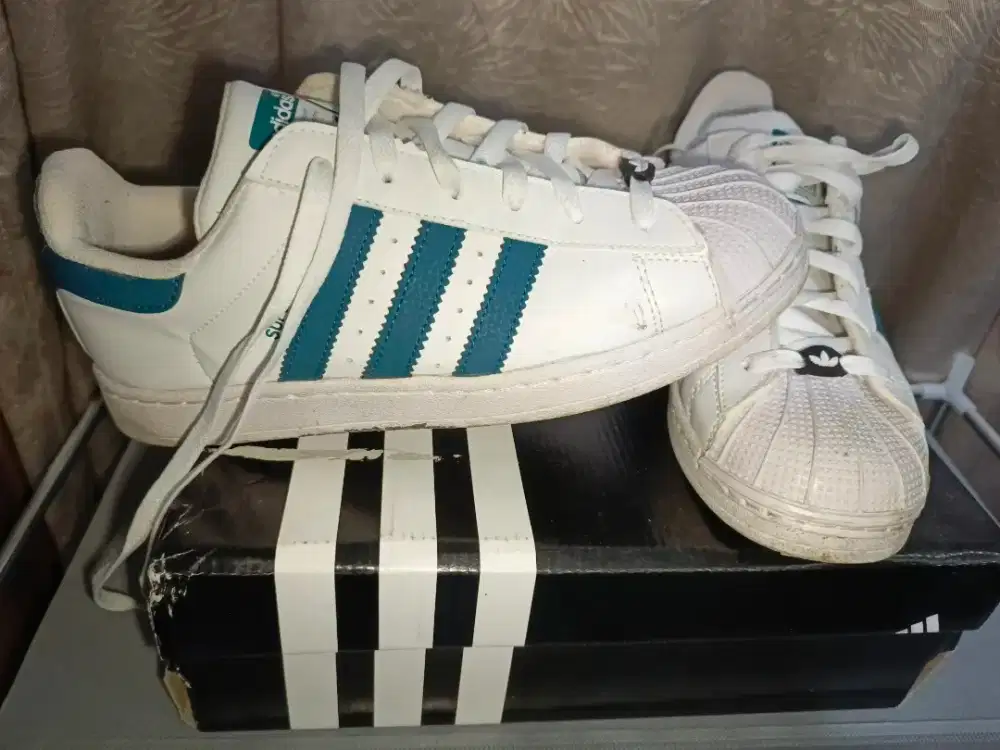 Sepatu Adidas Superstar warna hijau size 42