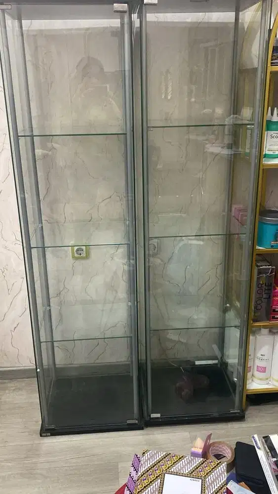 Lemari kaca pajangan