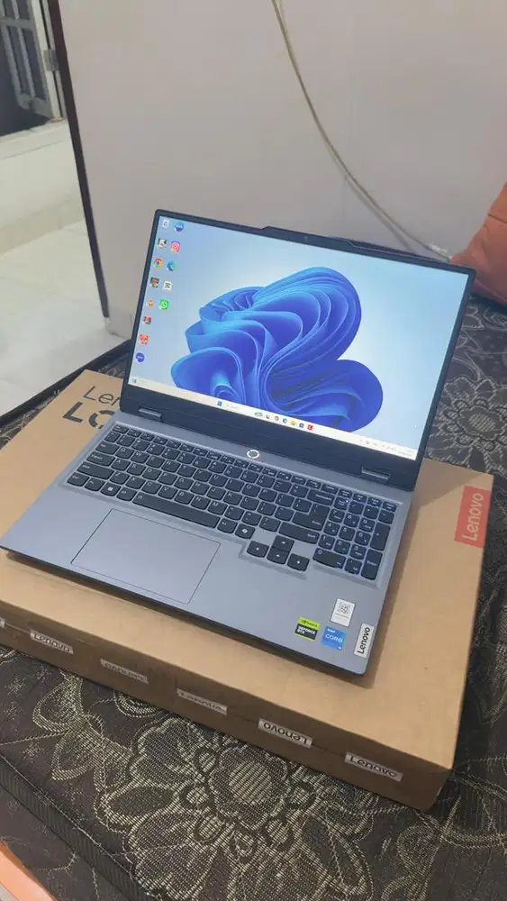 LAPTOP LENOVO LOQ15RX9