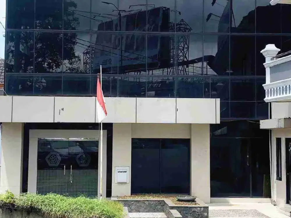 gedung 4lantai ex kantor bank di jalan amir mahmud cimahi