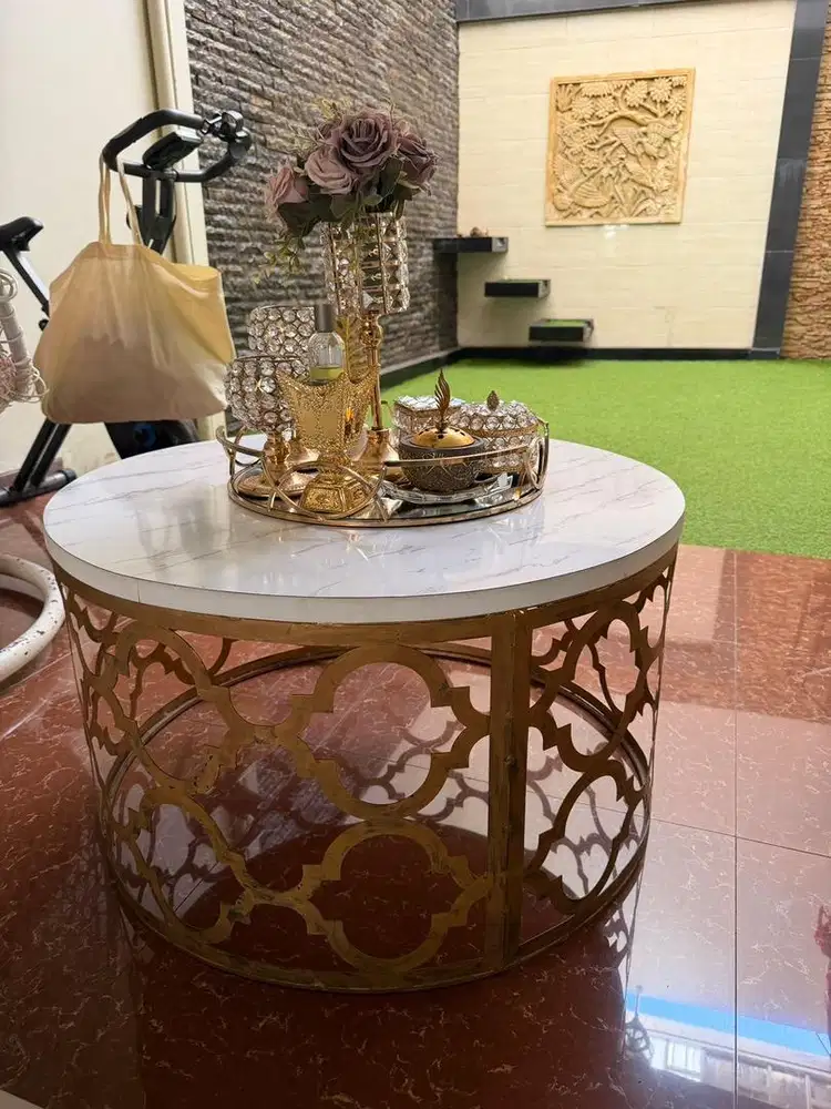 Meja tamu bekas