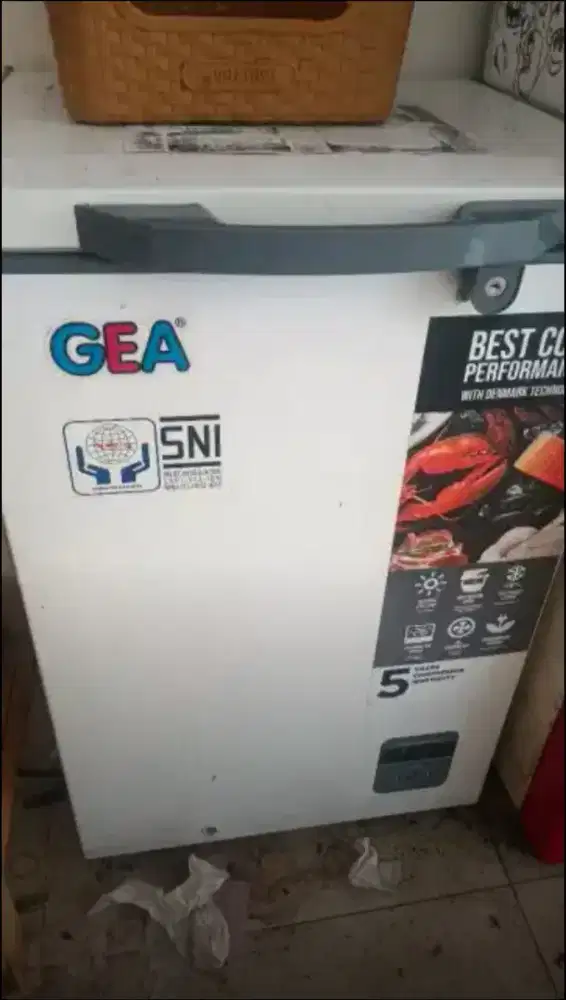 Jual murah freezer GEA 100L kondisi bagus dna normal,1.650.000 bs nego