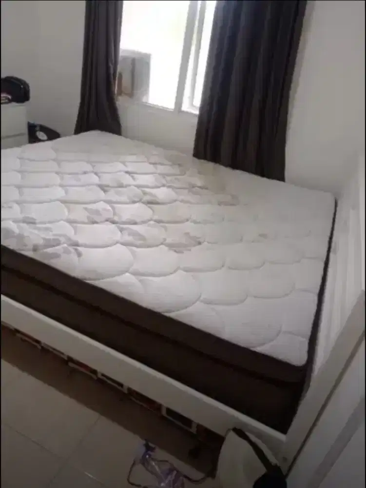 Jual murah kasur comforta size queen+divan ikea, harga 6.650.000 nego