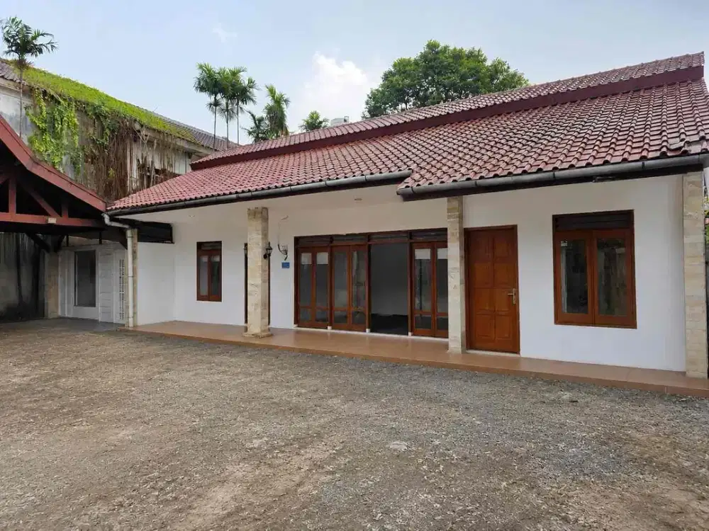 Rumah Cocok utk Kantor & Hunian Parkiran Luas Terenovasi di Jati Padang Jaksel
