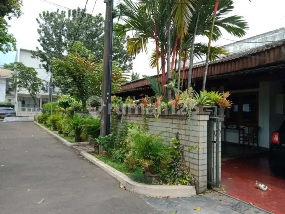 Dijual Rumah Hoek, Depan Taman di Jl. Bendi Raya, Tanah Kusir, Jak-Sel. Rumah Bagus SHM
