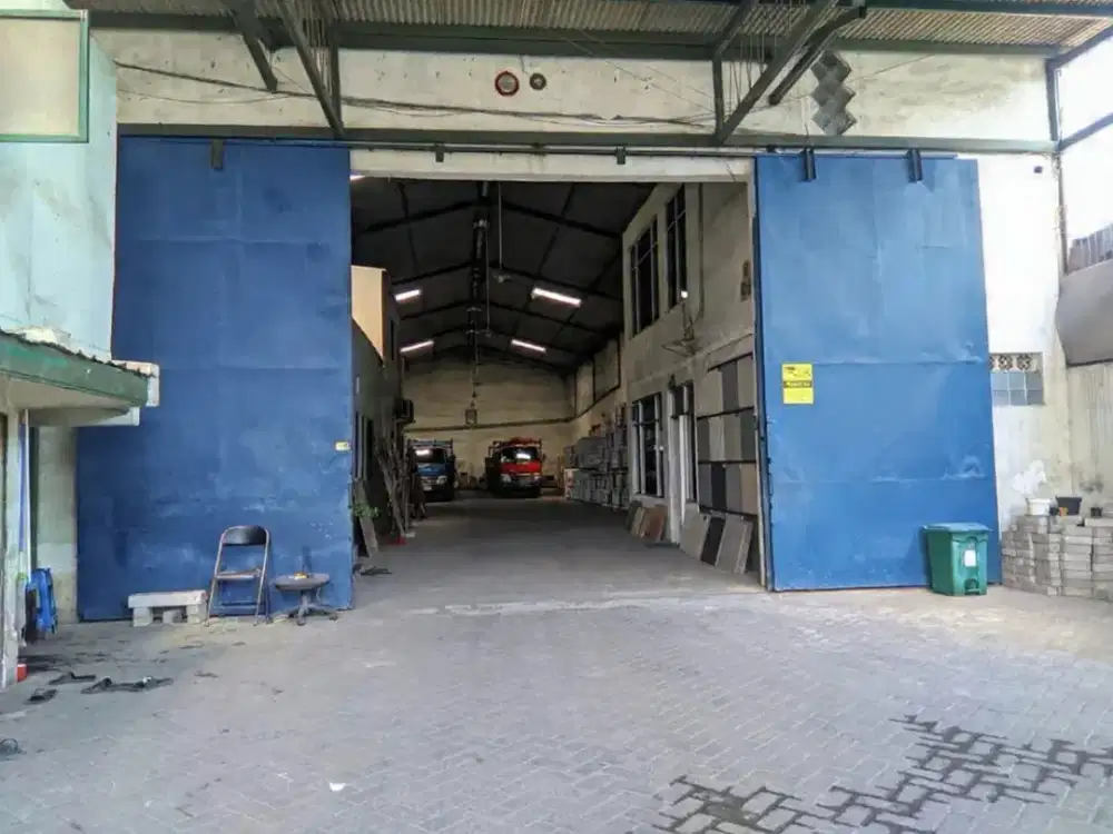 Gudang Margomulyo Permai dekat Gate Masuk