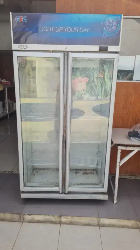 Showcase pintu 2 merek Gea