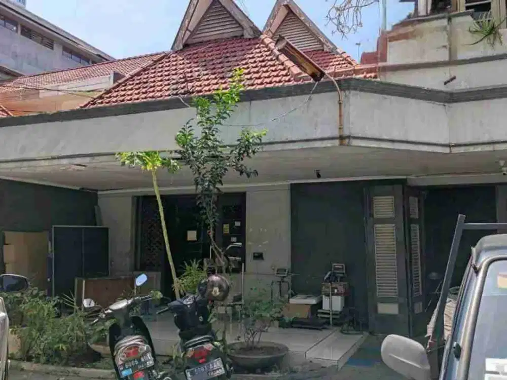 Jual Rumah di Jalan Bawean. Lokasi Pusat Kota. Cocok untuk Klinik, Cafe, Kantor, Rumah Tinggal