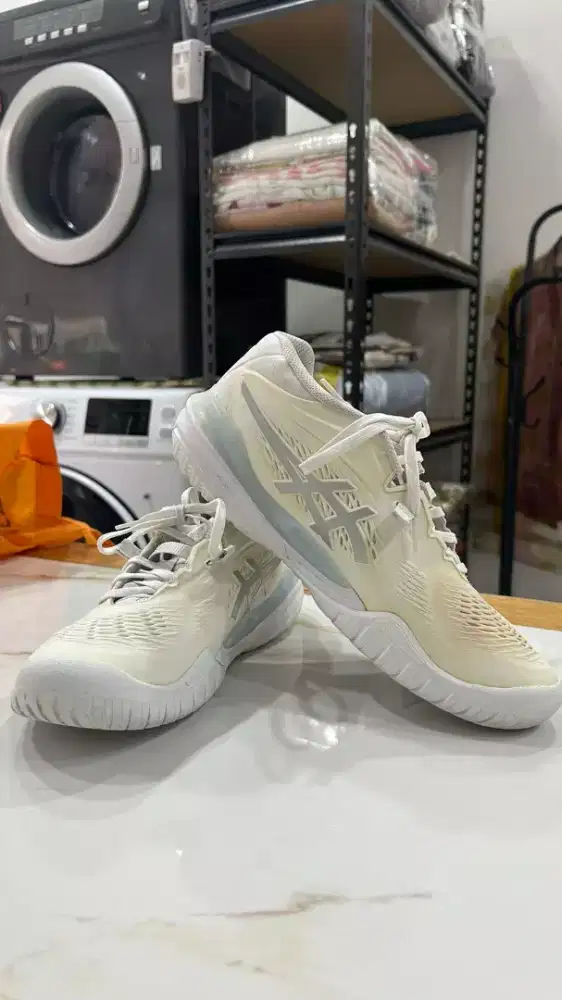 SEPATU OLAHRAGA UNISEX