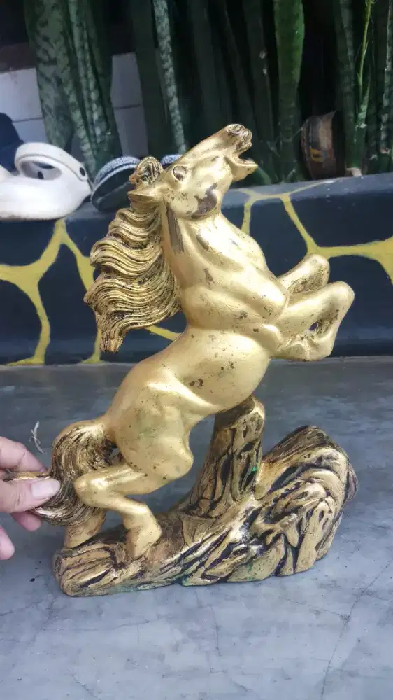 Patung kuda kuningan