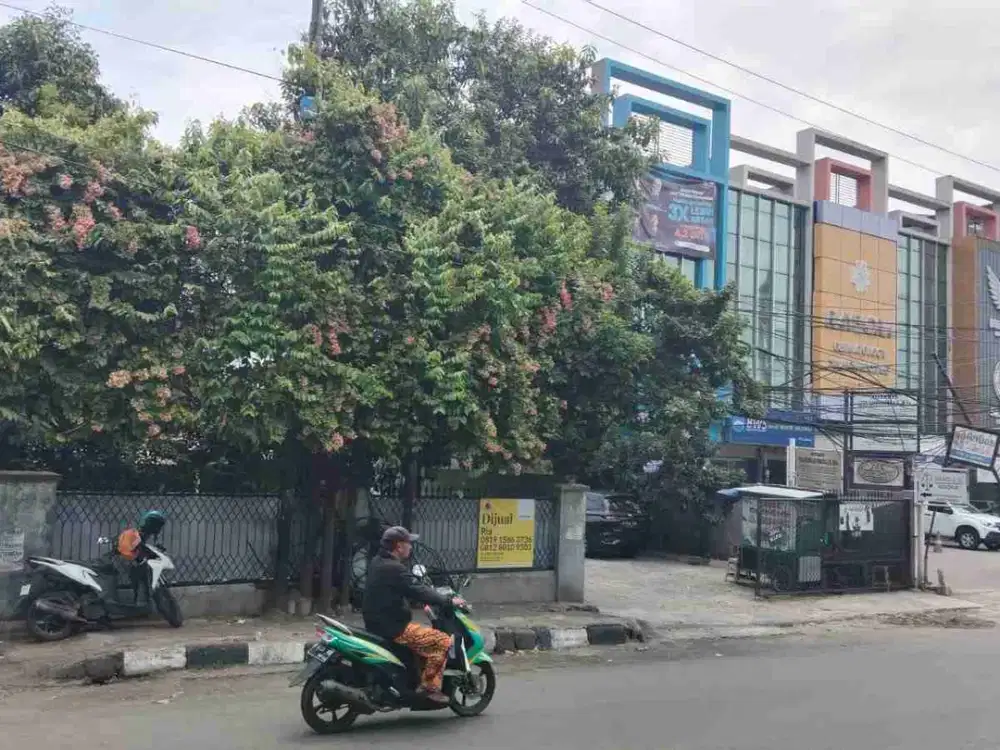 komplek ruko dan gudang berlokasi di pinggir jalan raya