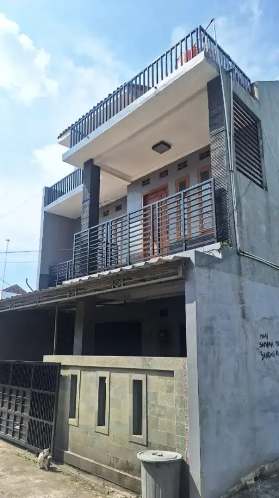 Disewakan rumah luas 3 lantai,cocok untuk keluarga,mahasiswa dan usaha