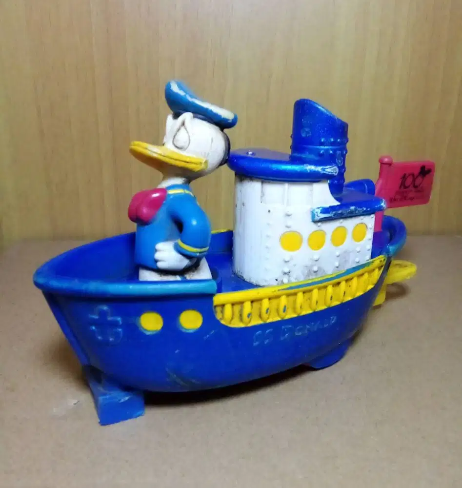 Mainan Figure Donald Duck Boat 100th Disney 2002 Limited Edition