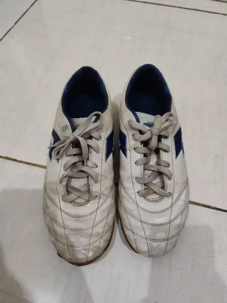For Sale Sepatu Futsal indoor / outdoor merk lotto size 43 masih bagus