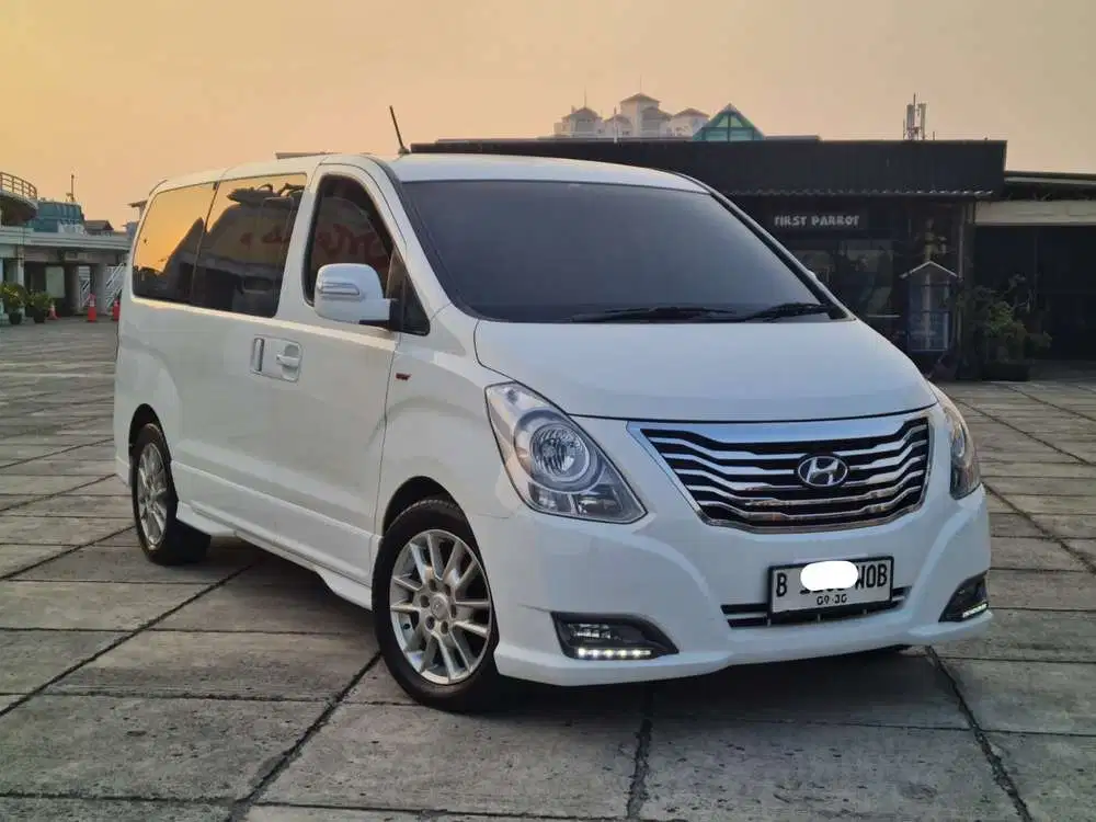 {low km 14} Hyundai H1 XG AT DIESEL 2015