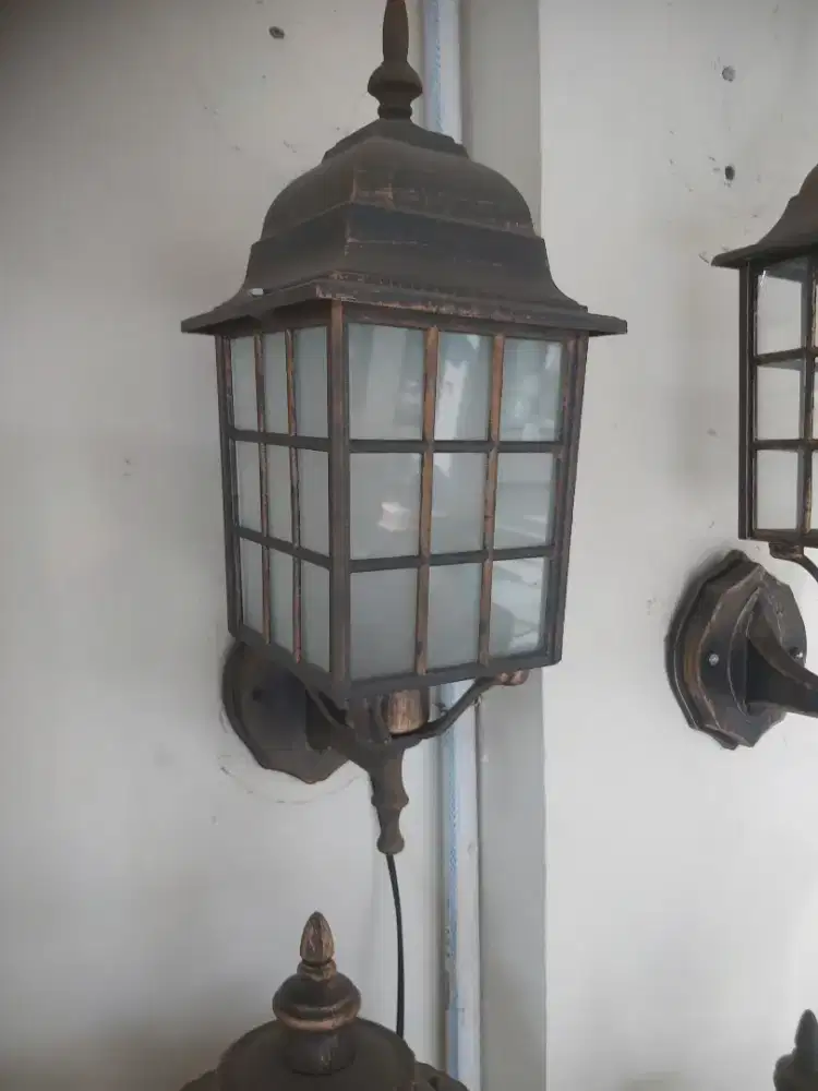 LAMPU HIAS DINDING DELMAN