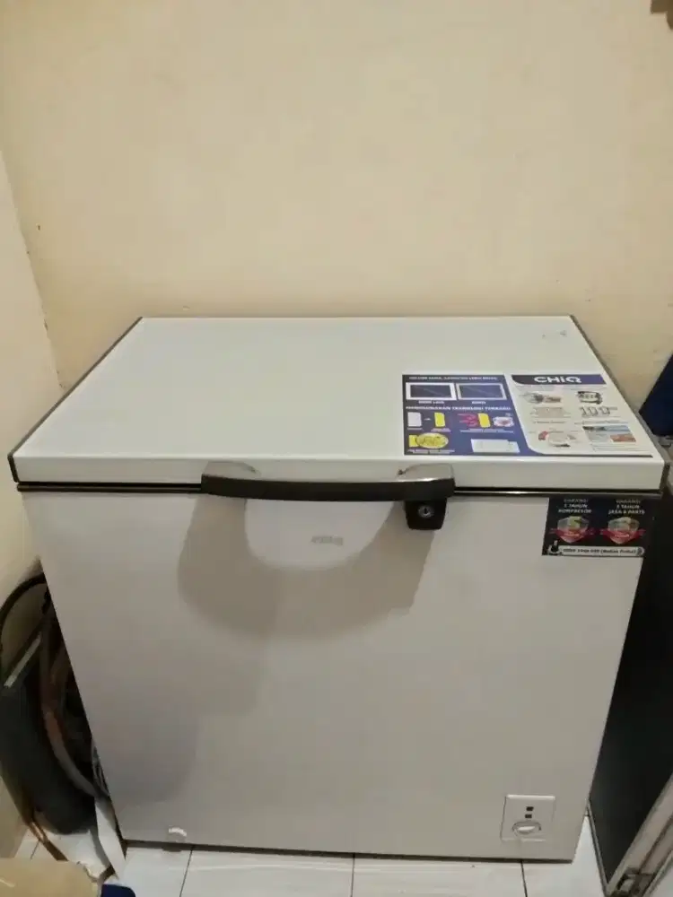 Freezer lengkap merk chiq (dijual cepat)