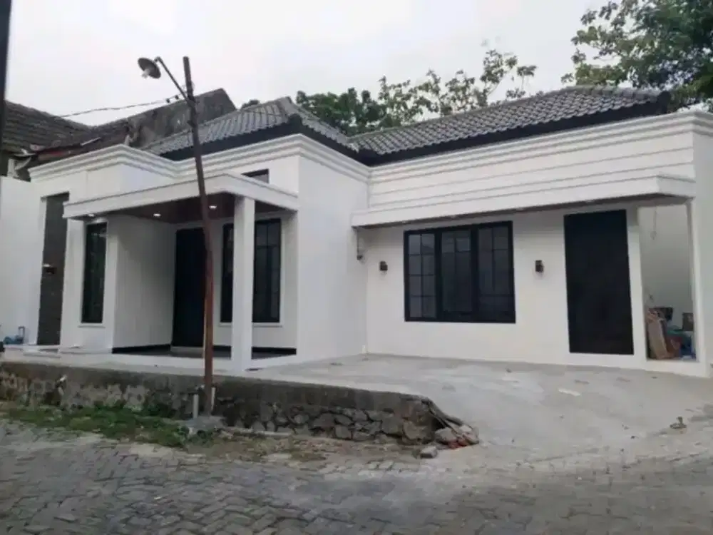 RUMAH BARU KLASIK LINGKUP PERUM STRATEGIS DI NGRINGO JATEN KARANGANYAR