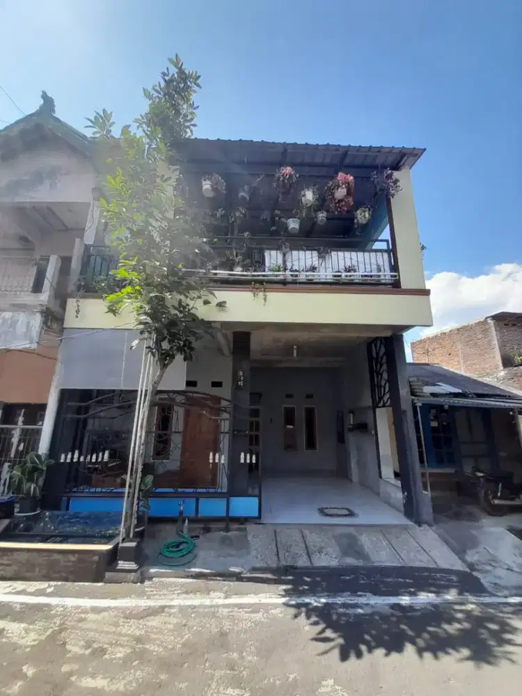 RUMAH 2 LANTAI SIAP HUNI DI UTARA SPBU SAPEN,DEKAT SAFIRA & JL SOLO-TW