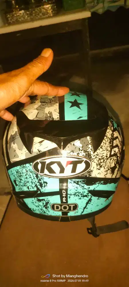 Helm KYT R10 (like new) + gitar Yamaha G-225