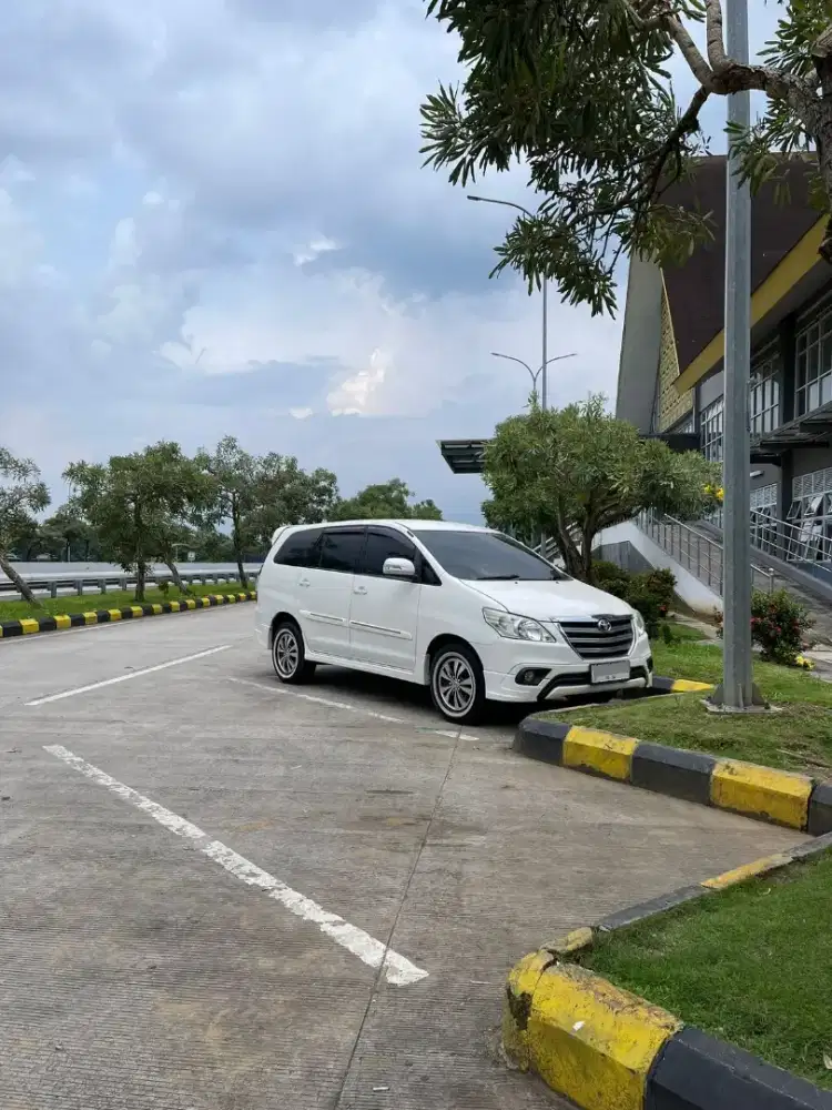 Innova luxury 2.0 at low km