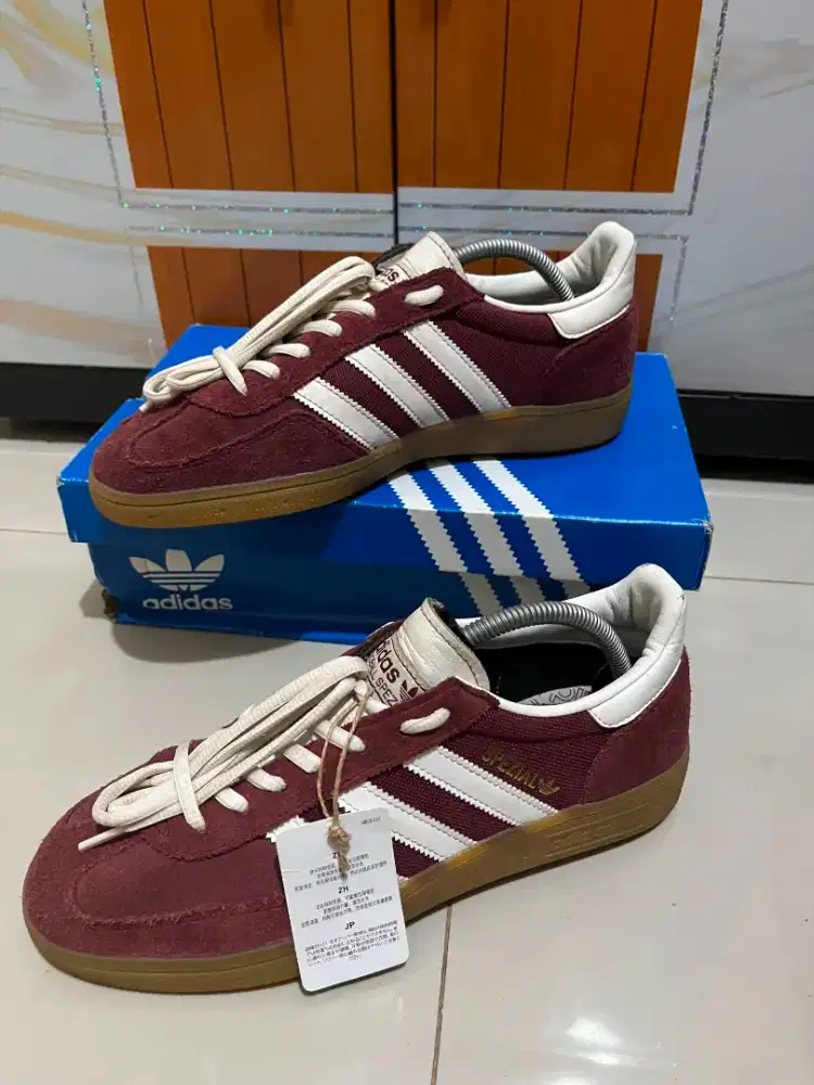 Sepatu Adidas sepzial