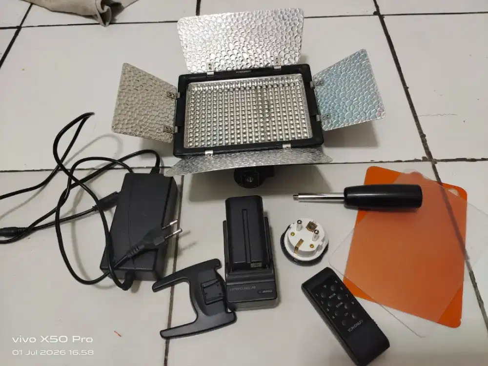 Yongnuo yn300III full set ada kardusnya juga 600k