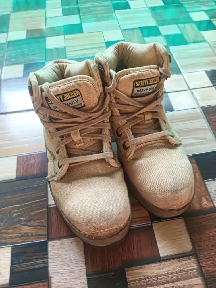 PRELOVED SEPATU SAFETY JOGER