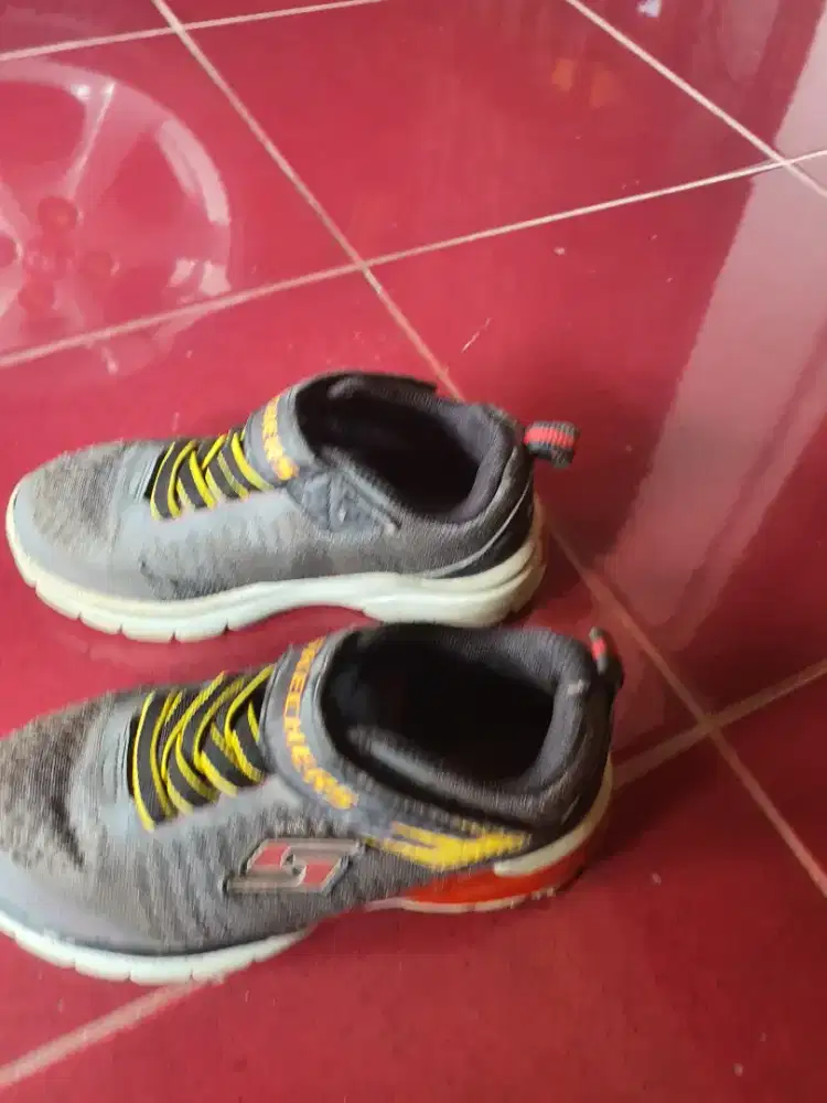 Sepatu anak skechers light