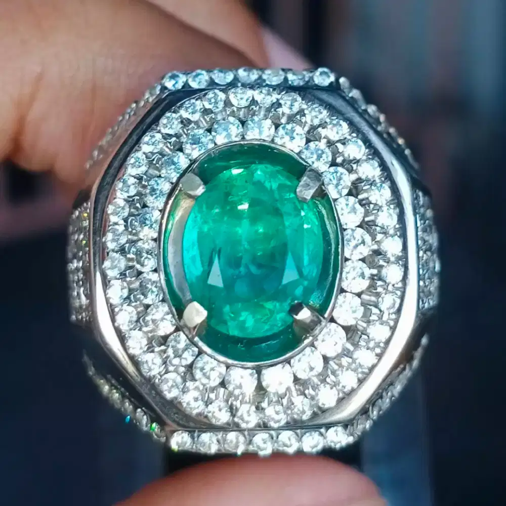 NATURAL EMERALD / ZAMRUD 2,34 CRT INSIGNIFICANT