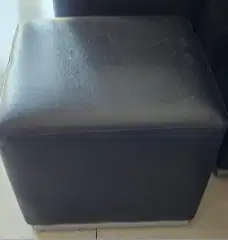 sofa hitam kotak kecil